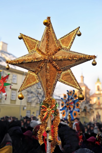 Ręcznie robiona gwiazda bożonarodzeniowa - tradycyjny atrybut kolędowania