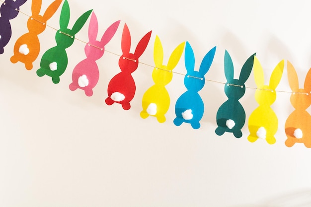 Ręcznie robiona kolorowa papierowa girlanda z królikami na święta wielkanocne