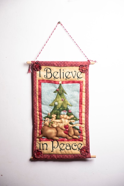 Ręcznie robiona sztuka świąteczna z wyściełaną tkaniną ramą i wierzę w pokój z choinką