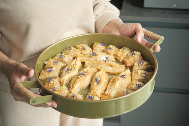 Ręcznie robiona turecka baklava deserowa na stole
