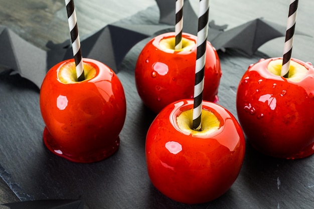 Zdjęcie ręcznie robione czerwone jabłka cukierki na halloween.