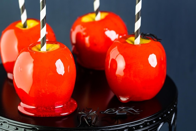 Ręcznie robione czerwone jabłka cukierki na Halloween.