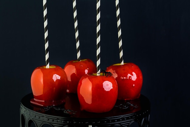 Ręcznie robione czerwone jabłka cukierki na Halloween.