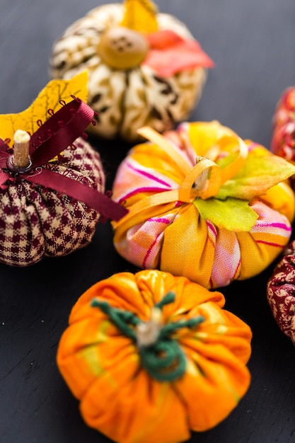 Ręcznie robione dekoracje na Halloween z tkaniny.