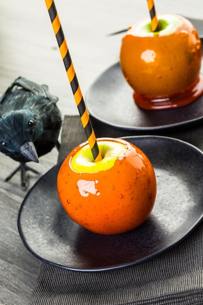 Ręcznie robione jabłka pomarańczowe cukierki na Halloween.