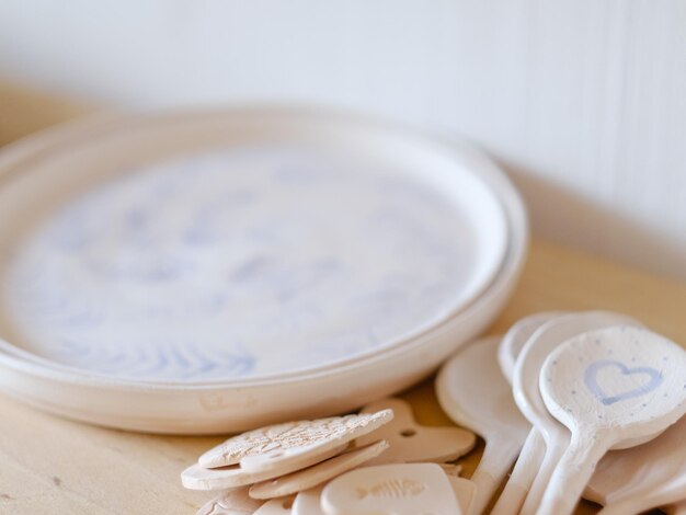 Zdjęcie ręcznie robione naczynia rzemieślnicze ceramika rzemieślnicze gliniane talerze asortyment łyżek