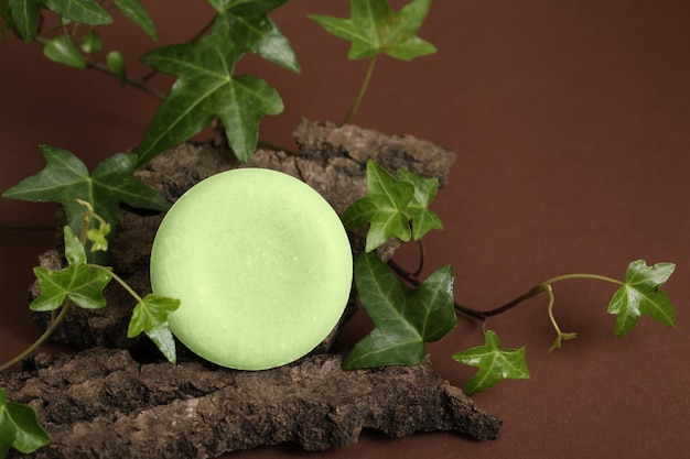 Ręcznie robione organiczne zielone mydło Naturalne kosmetyki zielone liście na drewnianym brązowym tle