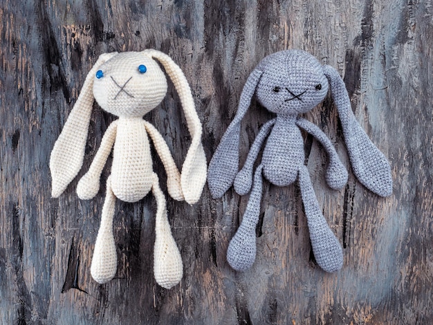 Zdjęcie ręcznie robione zabawki amigurumi szydełkowane króliczki szare i białe