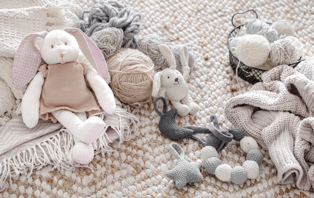 Zdjęcie ręcznie robione zabawki na drutach z kulkami nici