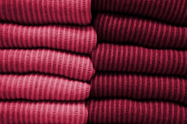 Ręcznie robione żółte dziewiarskie wełna tekstura tło. Nowy trend 2023 PANTONE 18-1750 Viva Magenta kol