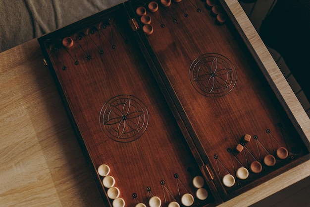 Ręcznie robiony drewniany tryktrak do gry z naturalnym drewnem
