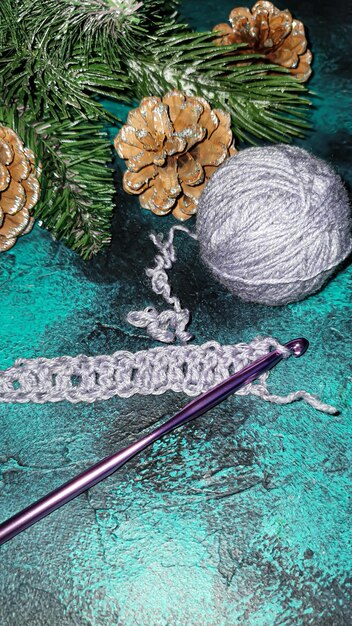 Ręcznie robiony sweter Dzianina z liliowej nici Na świątecznym tle