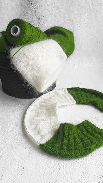 Ręcznie robiony sweter Dzianina z nici norki Wzór w kolorze biało-oliwkowym