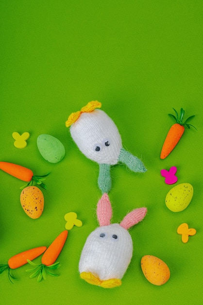 Zdjęcie ręcznie wykonana koncepcja wielkanocna tricotowane króliki z tradycyjną dekoracją