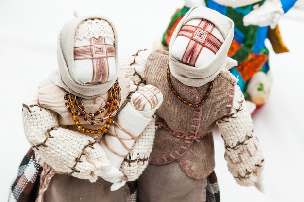 Zdjęcie ręcznie wykonane miękkie zabawki ubrane w tradycyjne wiejskie stroje