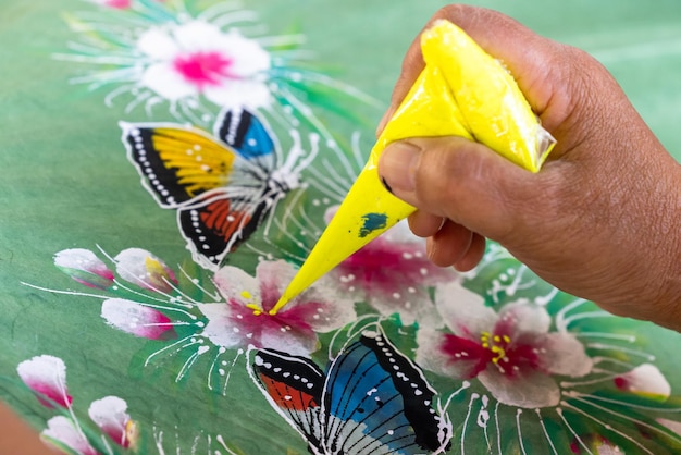 Ręcznie Wykonany Parasol Z Białej Księgi Z Splajnami Drewna Na Tle Tło Ręcznie Wykonany Parasol Papierowy Parasol Tajlandzka Kultura