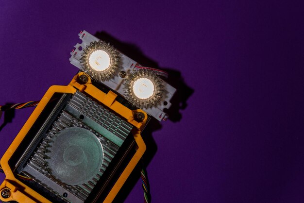 Ręcznie wykonany robot leżał płasko na platformie Arduino DIY AI STEAM fioletowy ciemne tłoStem edukacja dla dzieci i nastolatków robotyka i elektronikaCopy space