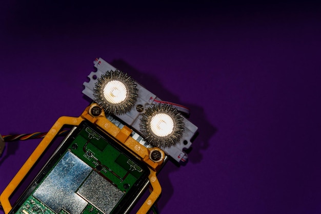 Ręcznie wykonany robot leżał płasko na platformie Arduino DIY AI STEAM fioletowy ciemne tłoStem edukacja dla dzieci i nastolatków robotyka i elektronikaCopy space