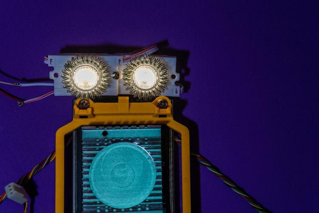 Ręcznie wykonany robot leżał płasko na platformie Arduino DIY AI STEAM fioletowy tło Edukacja Stem dla dzieci i nastolatków robotyka i elektronika