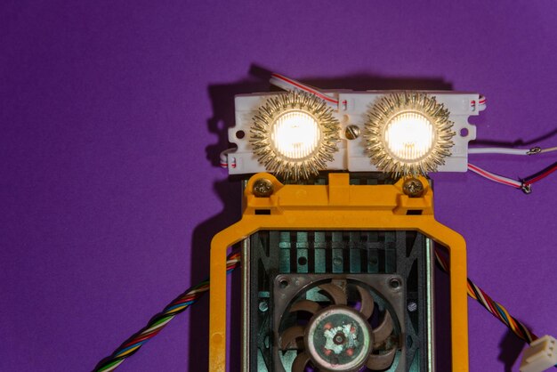 Ręcznie wykonany robot leżał płasko na platformie Arduino DIY AI STEAM fioletowy tło Edukacja Stem dla dzieci i nastolatków robotyka i elektronika