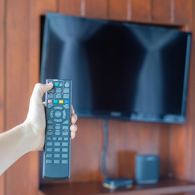 Ręcznie za pomocą pilota do regulacji Smart TV w nowoczesnym pokoju w domu lub luksusowym hotelu