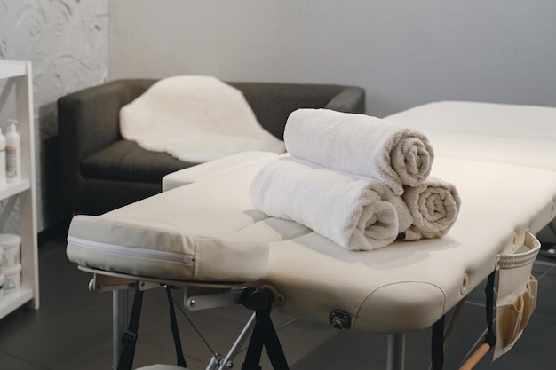 Ręczniki na stole do masażu w pustym salonie kosmetycznym