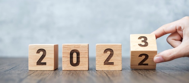 Ręczny flip 2022 do 2023 cel blokowy Rozwiązanie strategii plan motywacja restart prognoza zmiana odliczanie i koncepcje świąt noworocznych