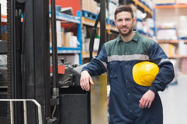 Ręczny pracownik opiera przeciw forklift