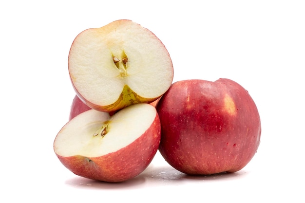 Red Apple wyizolowanych na bia?ym tle Half cut apple Clipping Path Pe?na g??bia ostro?ci bliska