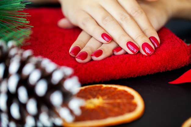 Red Christmas manicure zrobić w studio urody na tle Bożego Narodzenia.