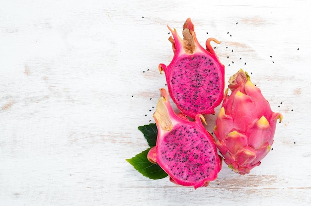 Red Dragon Fruit na białym drewnianym tle Pitahaya Tropical Fruits