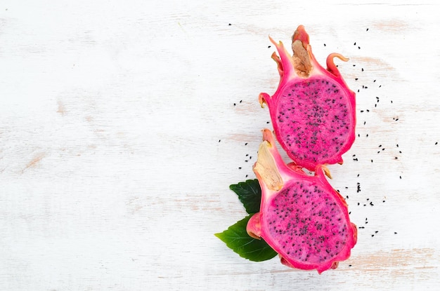 Red Dragon Fruit na białym drewnianym tle Pitahaya Tropical Fruits