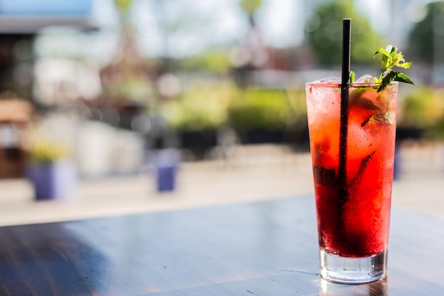 Red Fruit Mojito koktajl na stole Żurawinowy koktajl mojito z żurawiną ronowo-limonkową