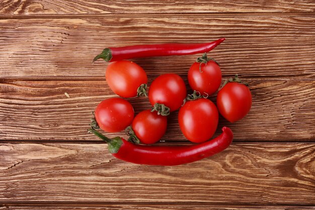 Red hot cherry i chili peppers na białym drewnianym