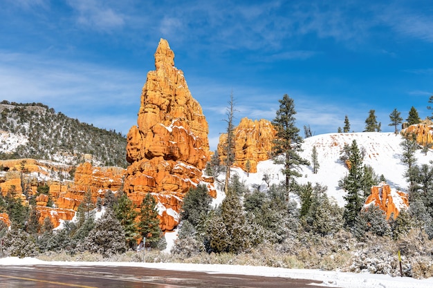 Red Rock Canyon w pobliżu Bryce Canyon w zimie ze śniegiem, Utah, USA