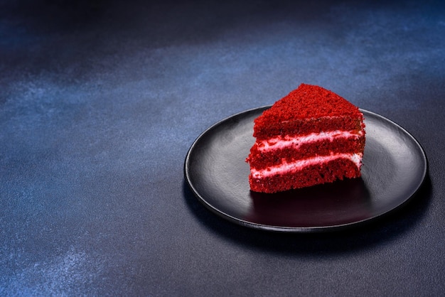 Red velvet cake klasyczny trójwarstwowy tort z biszkoptów z czerwonym masłem ze śmietaną