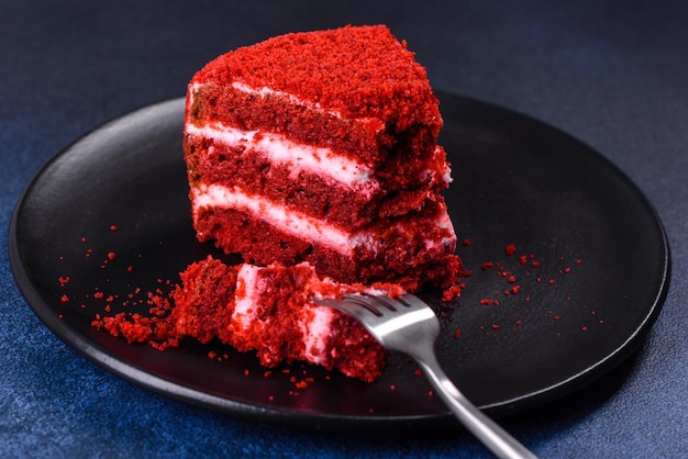 Red Velvet Cake Klasyczny Trójwarstwowy Tort Z Biszkoptów Z Czerwonym Masłem Ze śmietaną