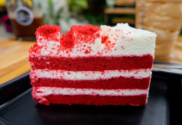 Red Velvet Cake Połóż na czarnym talerzu w kawiarni.