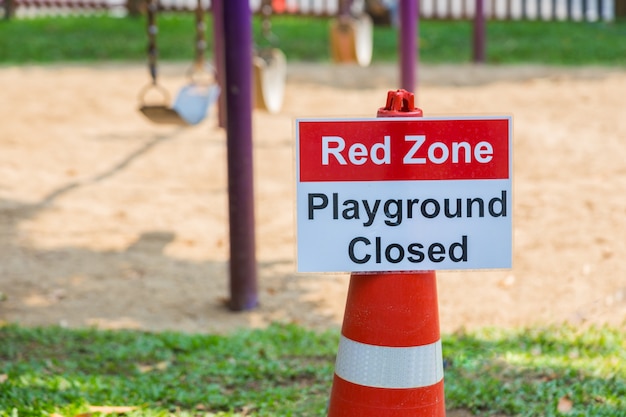 Zdjęcie red zone playground zamknięty znak wpisu na plac zabaw dla dzieci