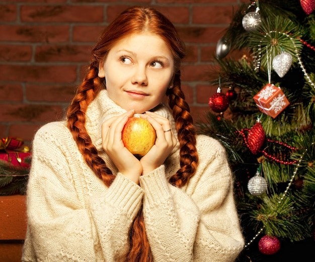 Redhair boże narodzenie kobieta z jabłkiem