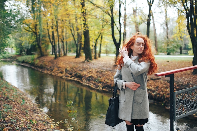 redhead dziewczyna w parku jesienią