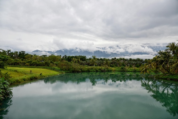 Refleksja chmur w spokojnym jeziorze