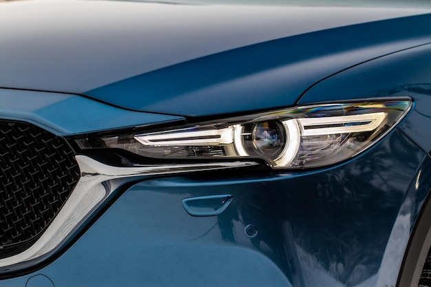 Reflektor nowych samochodów Zbliżenie na jeden z reflektorów LED nowoczesny samochód Zewnętrzny szczegół zbliżenia Zbliżenie reflektorów samochodu