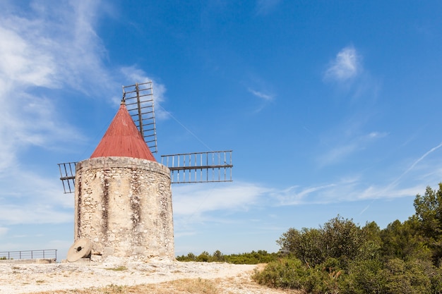 Zdjęcie region prowansji, francja. stary młyn fontvieille, wykonany z kamienia i drewna