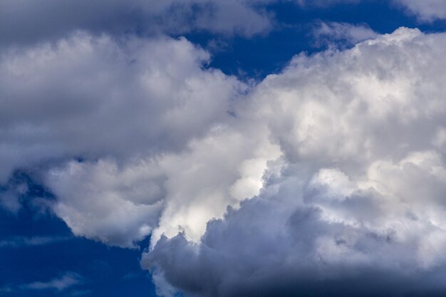 Regularne wiosenne chmury na błękitnym niebie w świetle dziennym w kontynentalnej Europie z bliska z teleobiektywem