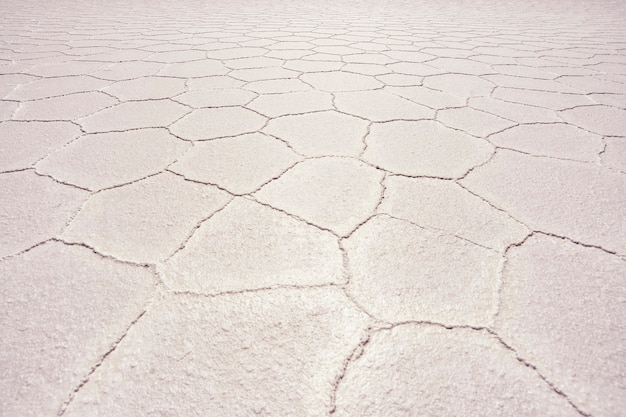 Regularny wzór kryształów powierzchni słonego jeziora w Salar de Uyuni w Boliwii