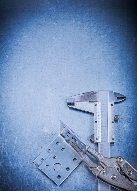 Zdjęcie regulowane szczypce klucz suwak kątownik zacisk suwak na metalicznym tle
