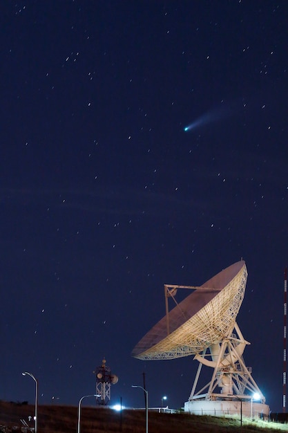 Rejestracja Cometa Neowise Cf Podczas Lipcowego Zdjęcia Zrobionego Z Astronomical Radio Observatory Of Sicaya