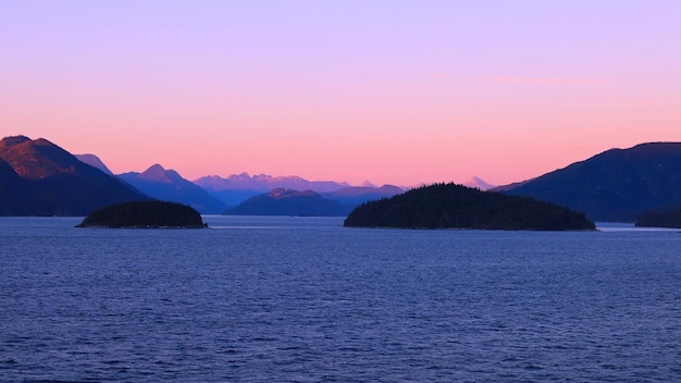 Zdjęcie rejs na alaskę statkiem wycieczkowym płynącym przez malownicze krajobrazy, góry i jeziora