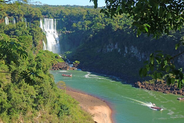 Rejs po rzece Iguazu po brazylijskiej stronie Wodospady Iguazu w mieście Foz do Iguacu w Brazylii